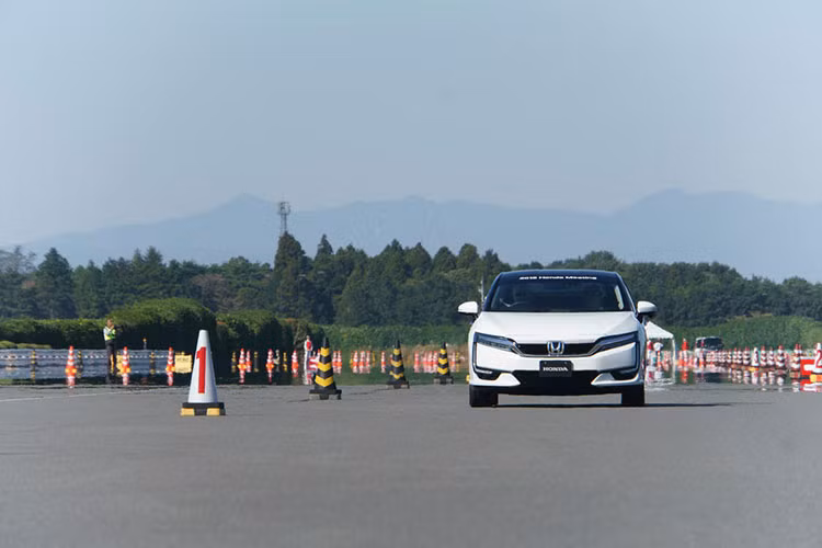Tuy nhiên, các phương tiện chạy bằng pin nhiên liệu vẫn còn đắt đỏ, trong khi giới chuyên gia nhận định xây dựng cơ sở hạ tầng, trong đó có các trạm tiếp nhiên liệu hydro, là một thách thức không nhỏ.