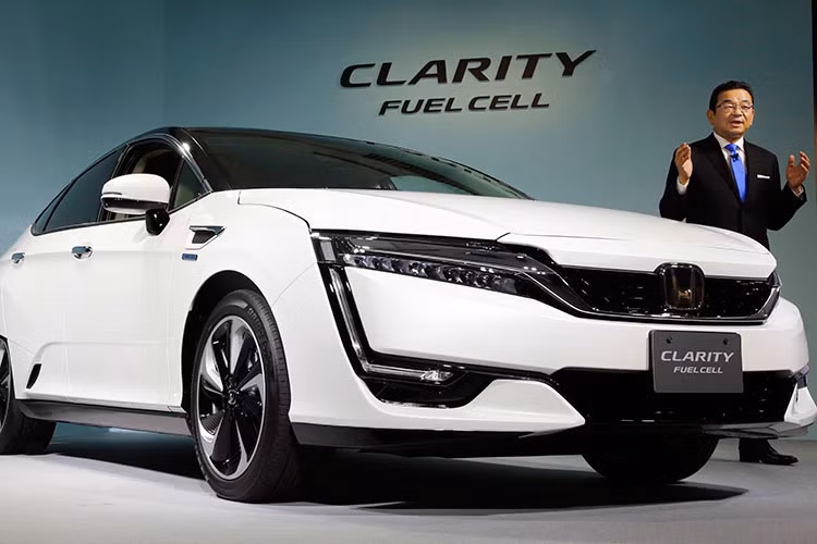 Mẫu Honda Clarity 2016 chạy bằng nhiên liệu hydro tại Nhật Bản vừa được ra mắt vào ngày 10/3 vừa qua sẽ thách thức dòng xe Mirai của người "đồng hương" - hãng sản xuất ôtô hàng đầu thế giới Toyota.