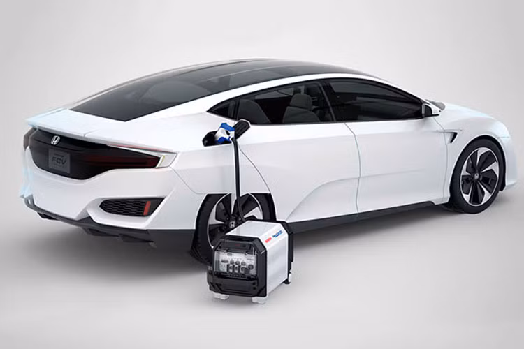 Được xem là phương tiện hứa hẹn nhất trong tương lai chạy bằng nhiên liệu xanh, các dòng xe sử dụng pin nhiên liệu này chạy bằng điện năng sản sinh ra từ phản ứng hóa học giữa khí hydro và ôxy, chất thải trong quá trình chạy xe chỉ là nước.