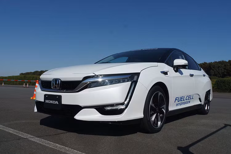 Từ một nguyên mẫu được thiết kế dạng ý tưởng vào năm 2008, Honda đã chính thức cho ra lò mẫu Clarity mới có khả năng sử dụng khí hydro chuyển thành năng lượng điện.