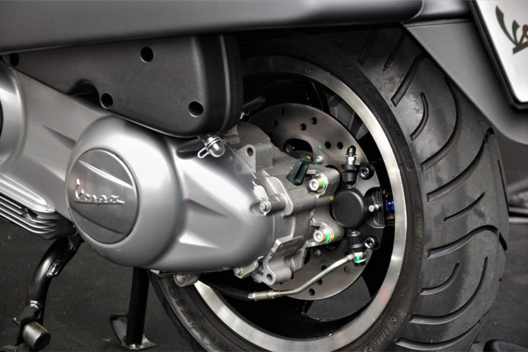 Bánh sau là sự kết hợp của mâm 12 inch 5 chấu, lốp 130/70, hệ thống phanh đĩa đơn đường kính 220 mm tích hợp chống bó cứng phanh ABS. Ngoài ra, GTS 300 cũng là mẫu xe đầu tiên tại Việt Nam được trang bị hệ thống kiểm soát lực kéo ASR. Giảm xóc sau loại giảm chấn hiệu ứng kép với lò xo ống lồng 4 vị trí điều chỉnh.