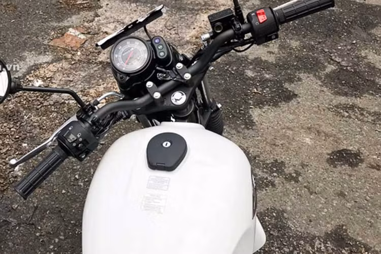 Bảng đồng hồ của W175 có thiết kế cực kỳ tối giản như những chiếc xe từ cách đây hàng chục năm. Người lái sẽ đối diện với duy nhất một đồng hồ tốc độ với công-tơ mét và bộ đo quãng đường đi được chạy bằng cơ. Ngoài ra là một số đèn báo khác như pha, xi-nhan và số "mo" - chiếc xe thậm chí còn không có đồng hồ hay đèn báo xăng.