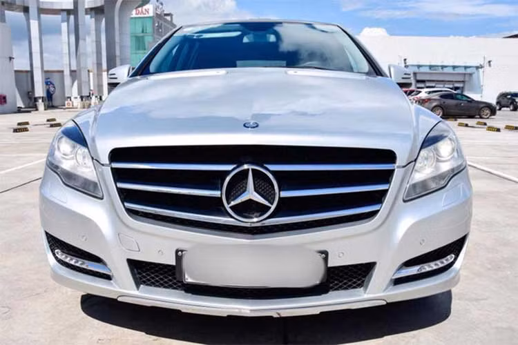 Mercedes-Benz R300 là model 5+2 chỗ ngồi. Tuy không thành công tại thị trường nước ngoài, nhưng nó lại khá phù hợp ở Việt Nam khi đảm bảo đủ các yếu tố đa dụng, chở được nhiều người, thương hiệu lớn và sang trọng.