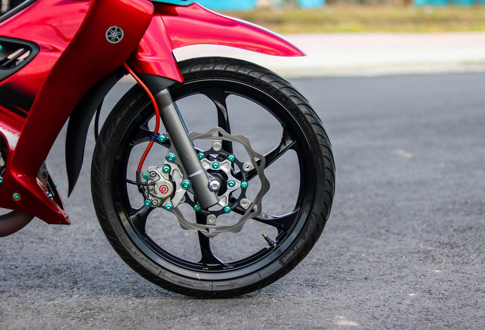 Ở bánh trước, chủ xe đã thay bộ lốp Michelin Pilot Street giúp xe vận hành tốt hơn, đảm bảo độ bám đường trên những bề mặt ướt. Heo dầu Brembo, đĩa phanh Galfer, dây dầu Earl's. Theo chủ xe chia sẻ, sau khi lên những món đồ độ, anh cảm thấy khả năng kiểm soát qua hệ thống phanh tối ưu hơn, hiệu suất phanh tốt hơn.