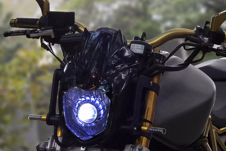 Phần đèn pha trước được độ bóng xenon cực sáng, dàn xi nhan cũng được độ bằng đèn led.