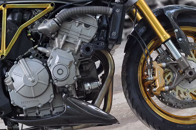 Bộ lọc nhớt hàng độc cũng được tích hợp trn cỗ máy 600cc này.