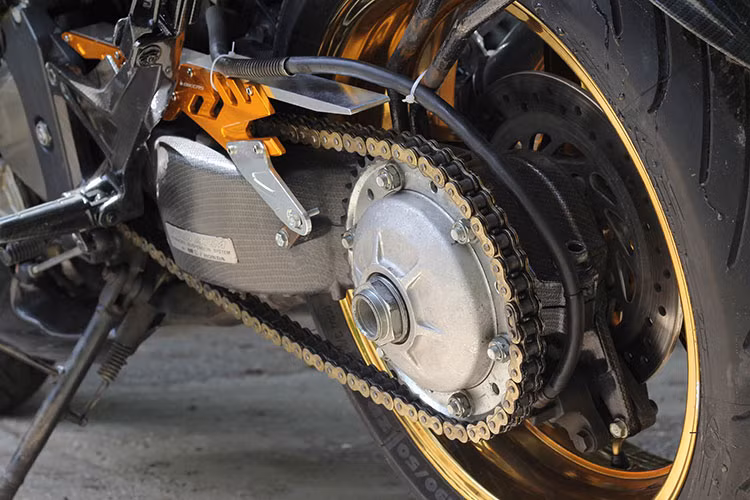 Hornet Hyperion được tích hợp giảm chấn monoshock dạng gắp đơn từ chiếc VFR 750.