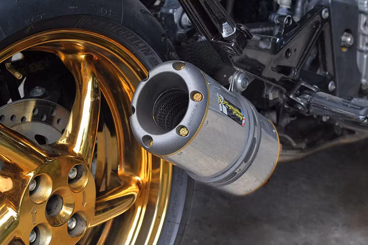 Vành sau "vàng choé" cùng ống xả độ Two Brothers Shorty rất uy lực.