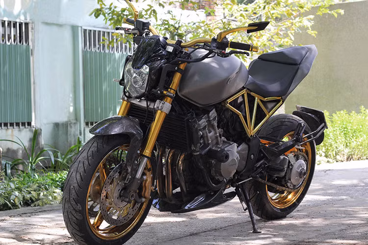 Hornet Hyperion đã thay đổi hoàn toàn từ phần đầu cho đến đuôi xe, mọi chi tiết đều trở nên cực kỳ hào nhoáng