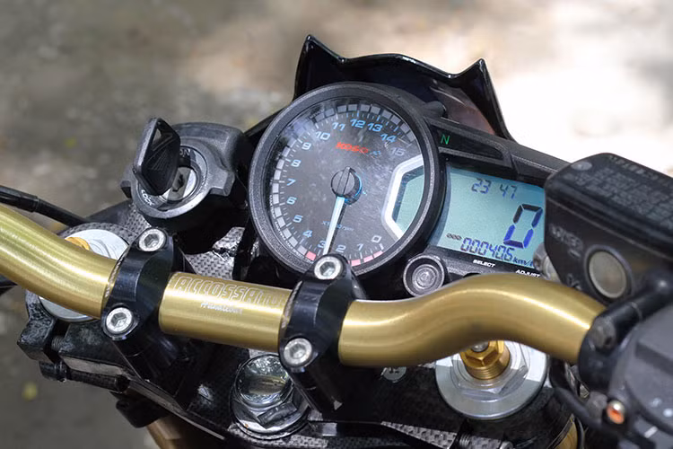 Xe được trang bị tay nắm Barracuda, bộ đồng hồ công tơ mét Koso.