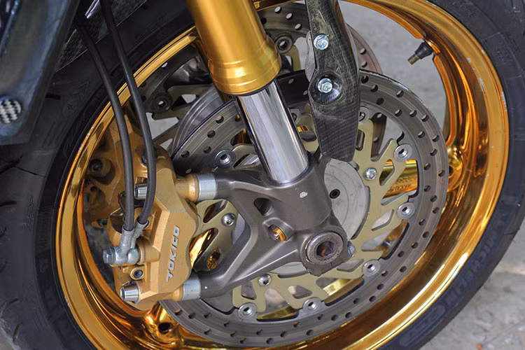 Ngoài cặp vành được mạ vàng, hệ thống phanh đĩa trước kép được thay mới với đường kính 320 mm.
