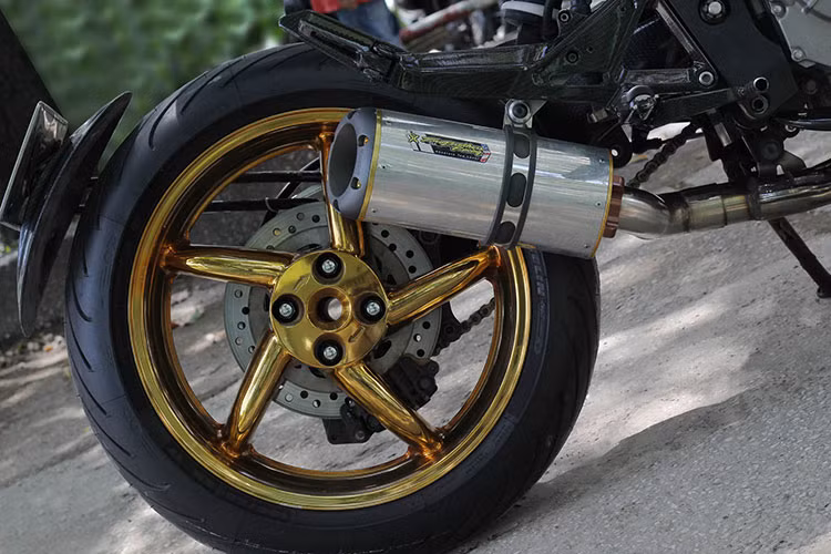 Vành sau 5 chấu mạ vàng cùng chắn bùn hàng hiệu cũng được tích hợp.
