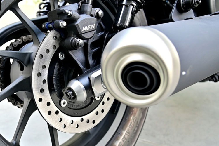 Honda Rebel 300 E-Clutch dùng hộp số 6 cấp kết hợp công nghệ ly hợp điện tử E-Clutch, cho phép sang số không cần bóp côn, mang lại trải nghiệm lái mượt mà và thoải mái.