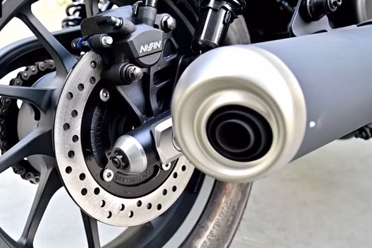 Honda Rebel 300 E-Clutch dùng hộp số 6 cấp kết hợp công nghệ ly hợp điện tử E-Clutch, cho phép sang số không cần bóp côn, mang lại trải nghiệm lái mượt mà và thoải mái. 