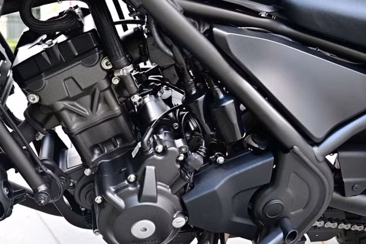 Mức giá xe Honda Rebel 300 E-Clutch 2025 chính hãng bán lẻ đề xuất tại Thái Lan là 159.900 baht (khoảng 121 triệu đồng), hấp dẫn cho ai yêu thích xe cruiser hiện đại pha nét cổ điển.