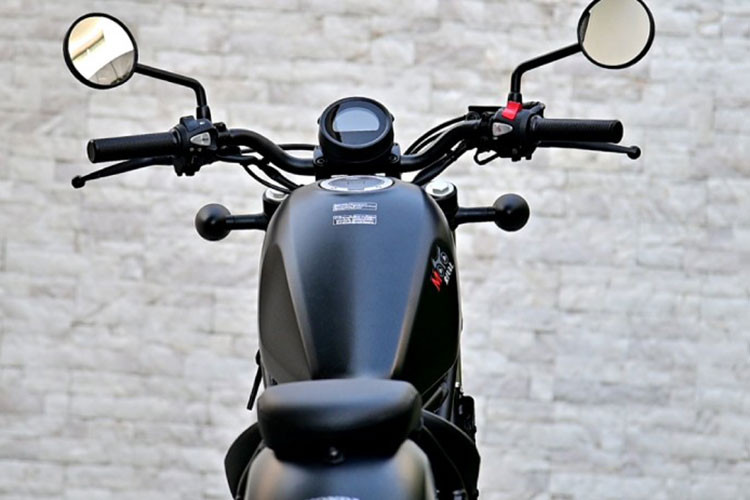 Honda sẽ bán Rebel 300 sẽ có 3 phiên bản là không có hoặc có E-Clutch, và bản độ sẵn S Edition E-Clutch được bổ sung các "đồ chơi" như yên chần vân quả trám, mào chắn gió đèn pha...