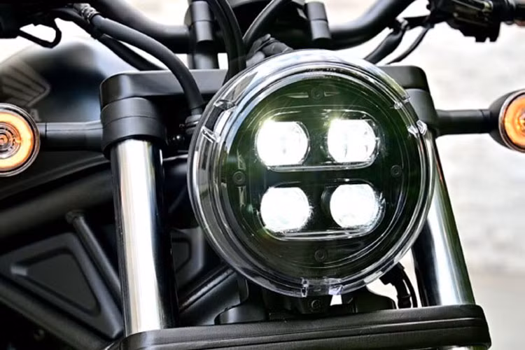 Để nhắc lại, E-Clutch trên Honda Rebel 300 cho phép người dùng chạy xe mà không cần bóp côn. Hệ thống này có thể hoạt động ở mọi cấp số, khác với quickshift vẫn đòi hỏi người lái phải cắt côn ở số 1.