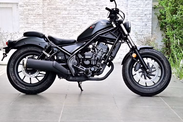 Mẫu xe môtô Honda Rebel 300 E-Clutch được nâng cấp hệ thống treo, ly hợp, cụm đồng hồ và đèn chiếu sáng. Tuy nhiên, khung sườn và các linh kiện chính của xe vẫn kế thừa từ thế hệ trước.