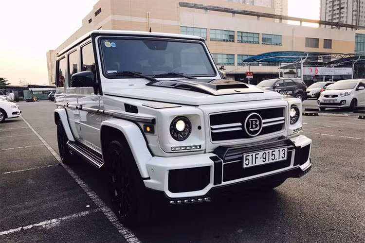 Mercedes-Benz G63 AMG được các dân chơi xe ví von với cái tên "ông vua địa hình". Xe sở hữu ngoại hình vuông vức, hầm hố là đặc trưng của dòng G-Class. Kích thước của xe bao gồm chiều dài 4.763 mm, chiều rộng 1.855 mm, chiều cao 1.938 mm và chiều dài cơ sở 2.850 mm.