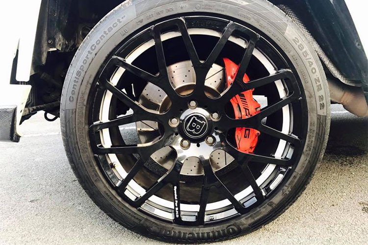 Cả 4 bánh của Mercedes-Benz G63 độ Brabus này đều được trang bị bộ mâm đúc thiết kế đa chấu dạng hợp kim trọng với lượng nhẹ đặc trưng của Brabus với đường kính lên tới 23 inch cùng với logo chữ B đính kèm. Kẹp phanh của xe vẫn mang logo AMG với màu cam khá bắt mắt.