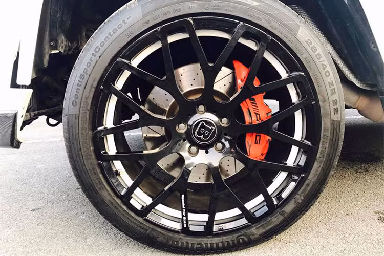 Cả 4 bánh của Mercedes-Benz G63 độ Brabus này đều được trang bị bộ mâm đúc thiết kế đa chấu dạng hợp kim trọng với lượng nhẹ đặc trưng của Brabus với đường kính lên tới 23 inch cùng với logo chữ B đính kèm. Kẹp phanh của xe vẫn mang logo AMG với màu cam khá bắt mắt.