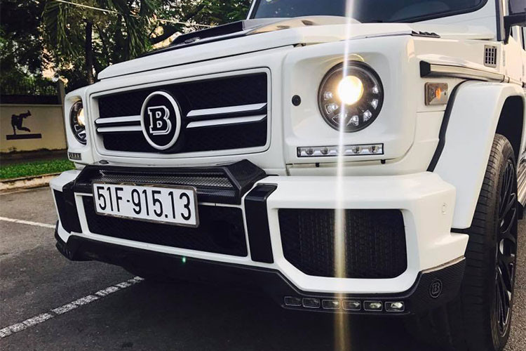 Được "chế" lại bởi hãng độ Mercedes Brabus đình đám, phiên bản Mercedes-Benz G63 AMG này có một số điểm khác biệt như logo chữ B thay cho ngôi sao 3 cánh nhà Mercedes, bodykit thể thao có tên gọi Widestar với đèn sương mù LED cùng khe hút gió mới trên nắp capo.