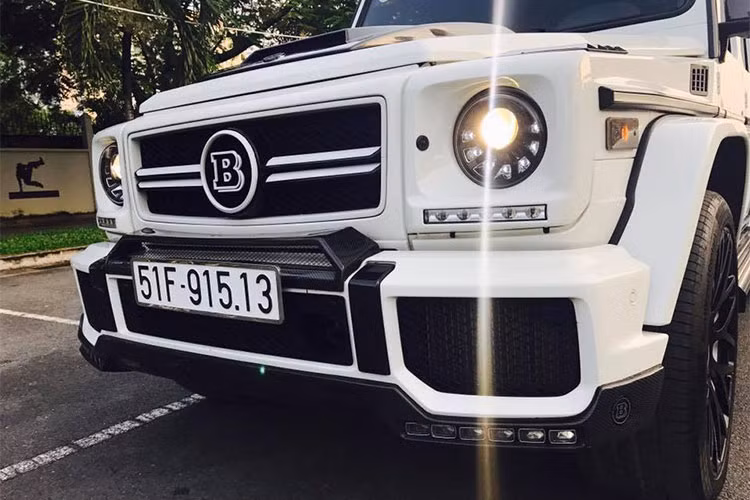 Được "chế" lại bởi hãng độ Mercedes Brabus đình đám, phiên bản Mercedes-Benz G63 AMG này có một số điểm khác biệt như logo chữ B thay cho ngôi sao 3 cánh nhà Mercedes, bodykit thể thao có tên gọi Widestar với đèn sương mù LED cùng khe hút gió mới trên nắp capo.