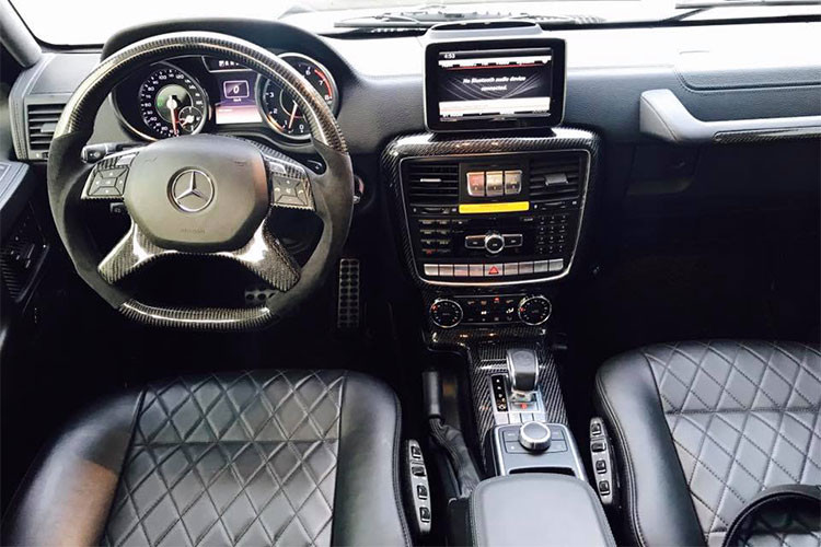Bên trong xe, hãng độ đến Đức không can thiệp quá nhiều vào không gian nội thất của G63 AMG. Một số chi tiết và tính năng khác biệt của xe so với nguyên bản như dòng chữ Brabus phát sáng ở bậu cửa, nút bấm chuyển đổi chế độ của hệ thống treo Brabus với tính năng off-road...