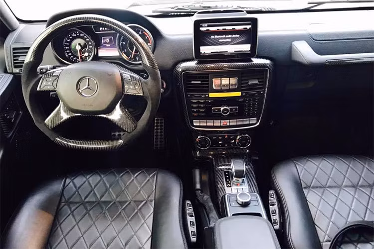 Bên trong xe, hãng độ đến Đức không can thiệp quá nhiều vào không gian nội thất của G63 AMG. Một số chi tiết và tính năng khác biệt của xe so với nguyên bản như dòng chữ Brabus phát sáng ở bậu cửa, nút bấm chuyển đổi chế độ của hệ thống treo Brabus với tính năng off-road...