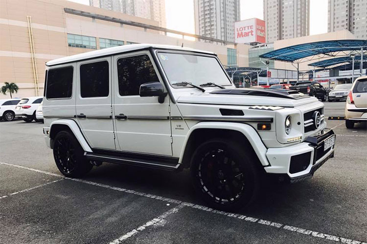 Chiếc xe trong bài viết này trước đây từng thuộc sở hữu của một đại gia Sài Gòn. Ngay cả trước thời điểm thuế tiêu thụ đặc biệt được áp dụng vào 1/7/2016, để có thể "ra biển trắng" cho Mercedes-Benz G63 AMG độ Brabus tại Việt Nam, theo ước tính chủ xe sẽ phải mất hơn 13 tỷ đồng do giá khởi điểm của mẫu xe này tại Mỹ đã lên tới 250.000 USD.