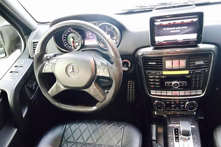 Hàng ghế thứ 2 của xe cũng được trang bị thêm 2 màn hình giải trí đa phương tiện DVD, phía sau hàng ghế này cũng có thêm một lưới mắt cá ngăn cách với khoang chứa đồ phía sau làm tăng phong cách off-road.