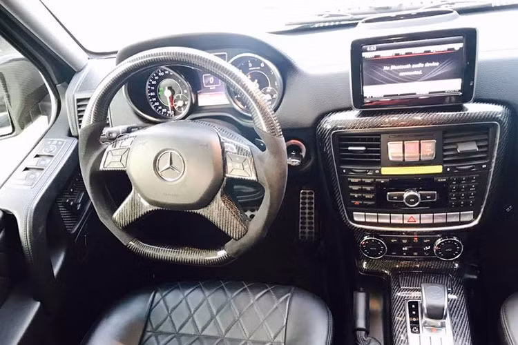 Hàng ghế thứ 2 của xe cũng được trang bị thêm 2 màn hình giải trí đa phương tiện DVD, phía sau hàng ghế này cũng có thêm một lưới mắt cá ngăn cách với khoang chứa đồ phía sau làm tăng phong cách off-road.