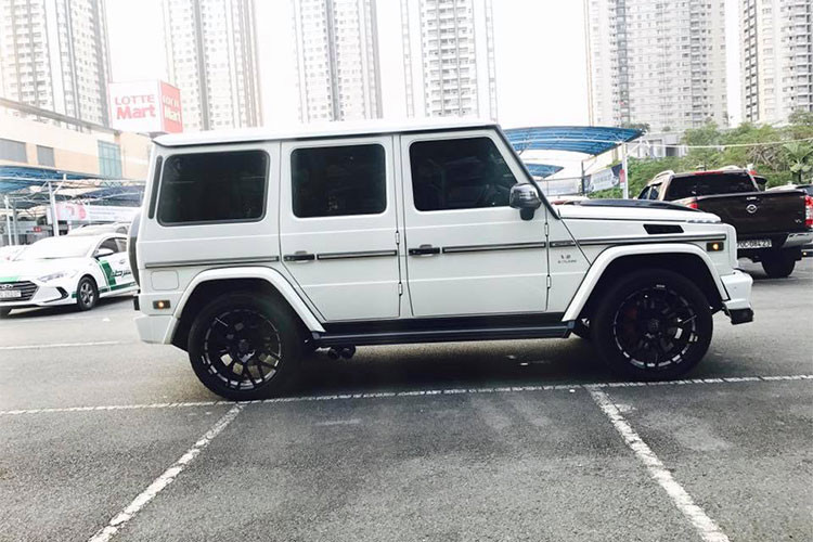 Mercedes-Benz G63 AMG được đưa về nước vào năm 2014 chỉ sau 2 năm được ra mắt trên toàn thế giới. Xe thuộc dạng phân phối chính hãng và có giá 7,1 tỷ đồng. Với ngoại hình hầm hố nhưng lại mang đầy đủ những trang bị hiện đại của một chiếc xe sang, mẫu xe G-Class này nhanh chóng nhận được sự chú ý của các đại gia Việt Nam.