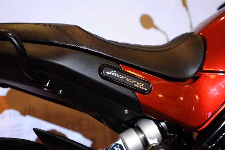 Bình xăng của xe được thiết kế đơn giản mang hơi hướng của một chiếc naked-bike nhiều hơn, nó được trang bị hai ốp nhựa kèm logo thương hiệu Benelli. Yên xe dạng liền khối, đơn giản mang đậm thiết kế cổ điển và có chiều cao 810 mm khá phù hợp với vóc dáng của người sử dụng các dòng xe môtô phân khối lớn cỡ trung hiện nay.