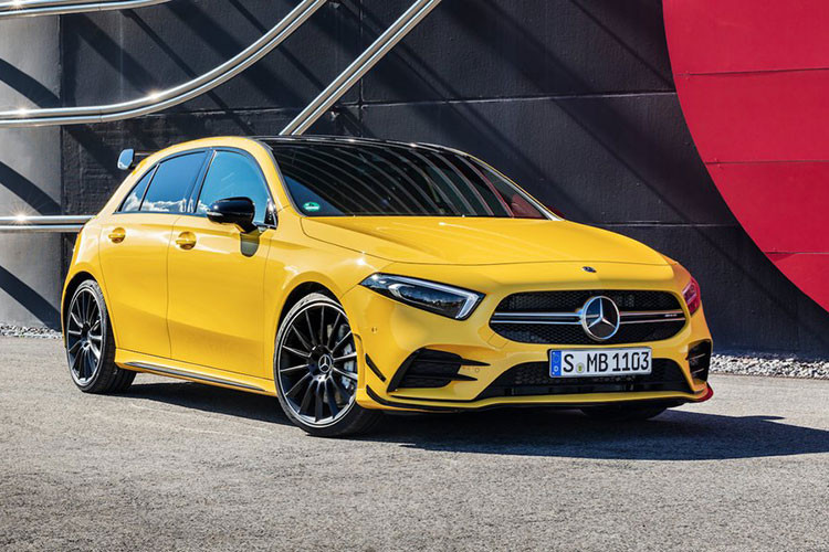 Vẻ ngoài xe sẽ không có nhiều khác biệt với người đàn anh A45 AMG phiên bản hiện tại với bộ líp trước, cánh hướng gió mới và hốc thoát trên cản trước. Phía hông xe có nẹp ốp lườn tối màu nằm giữa bộ mâm đa chấu hợp kim 18 inch. Đuôi xe có cánh gió khá to trên nóc và bộ khuếch tán gió phía dưới cản sau.