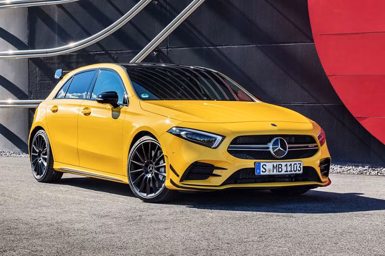 Vẻ ngoài xe sẽ không có nhiều khác biệt với người đàn anh A45 AMG phiên bản hiện tại với bộ líp trước, cánh hướng gió mới và hốc thoát trên cản trước. Phía hông xe có nẹp ốp lườn tối màu nằm giữa bộ mâm đa chấu hợp kim 18 inch. Đuôi xe có cánh gió khá to trên nóc và bộ khuếch tán gió phía dưới cản sau.