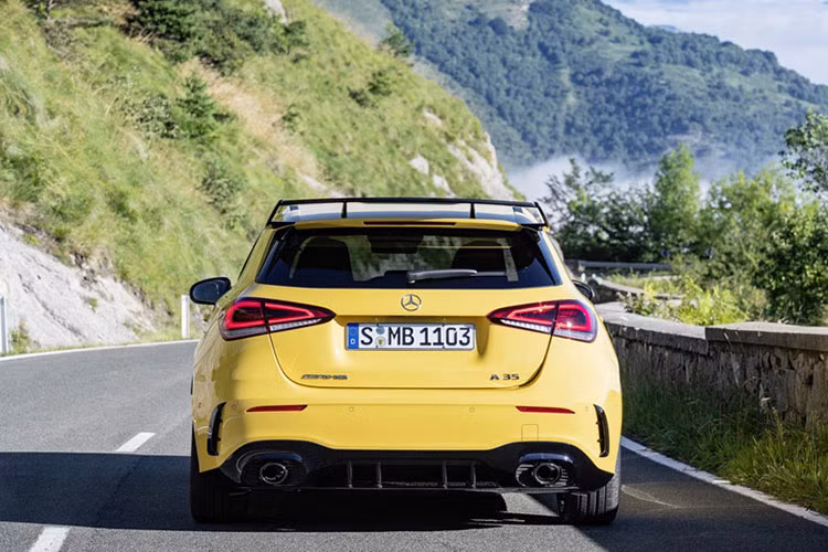 Phía trong khoang lái, A35 AMG sẽ được trang bị hệ thống thông tin giải trí MBUX mới nhất với chức năng ra lệnh giọng nói “Hey Mercedes”. Vô lăng bọc da Nappa, cặp màn hình trung tâm 7 inch, điều hoà 2 vùng và chìa khoá thông minh Keyless go là trang bị tiêu chuẩn.