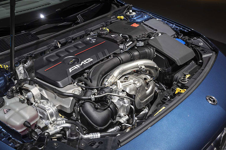 Khung sườn được gia cố chắc chắn thêm phía trước với một tấm chịu lực nhôm giằng dưới lốc máy. Đây là một điểm cộng so với A45 AMG thế hệ hiện tại. Hệ thống treo cũng được trang bị cam lái trước AMG, bộ điều chỉnh phuộc Ride Control Adaptive Suspension cũng của AMG sẽ được bán dưới dạng option theo xe.