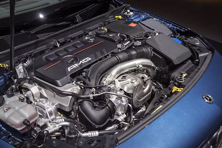 Khung sườn được gia cố chắc chắn thêm phía trước với một tấm chịu lực nhôm giằng dưới lốc máy. Đây là một điểm cộng so với A45 AMG thế hệ hiện tại. Hệ thống treo cũng được trang bị cam lái trước AMG, bộ điều chỉnh phuộc Ride Control Adaptive Suspension cũng của AMG sẽ được bán dưới dạng option theo xe.