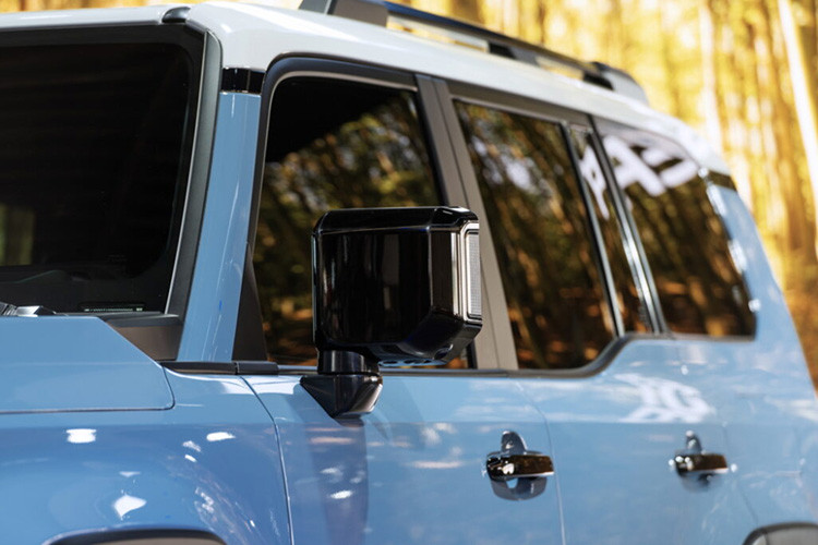 Không chỉ động cơ, Toyota Land Cruiser Prado 2024 còn lột xác về mặt thiết kế. Ở thế hệ mới, mẫu xe này được thiết kế theo phong cách vuông vức, tương tự Lexus GX 2024 vì hai mẫu xe này dùng chung cơ sở gầm bệ.