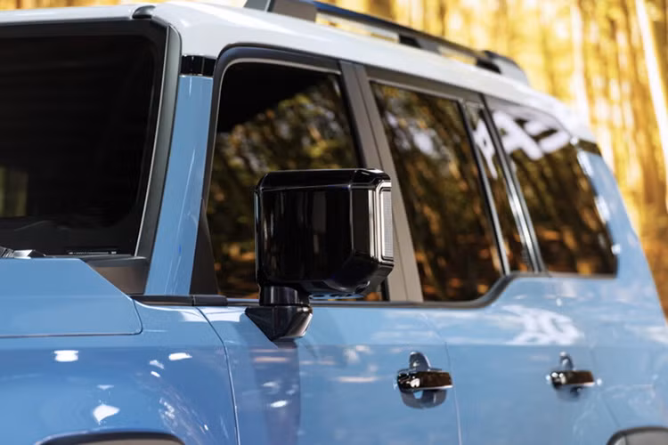 Không chỉ động cơ, Toyota Land Cruiser Prado 2024 còn lột xác về mặt thiết kế. Ở thế hệ mới, mẫu xe này được thiết kế theo phong cách vuông vức, tương tự Lexus GX 2024 vì hai mẫu xe này dùng chung cơ sở gầm bệ.