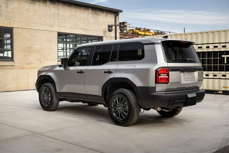 Hiện giá xe Toyota Land Cruiser Prado 2024 ở Việt Nam vẫn chưa được công bố. Trong khi đó, phiên bản cũ của mẫu xe này đang được bán với giá 2,628 tỷ đồng.