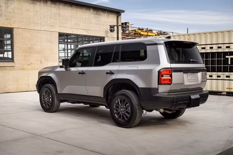 Hiện giá xe Toyota Land Cruiser Prado 2024 ở Việt Nam vẫn chưa được công bố. Trong khi đó, phiên bản cũ của mẫu xe này đang được bán với giá 2,628 tỷ đồng.