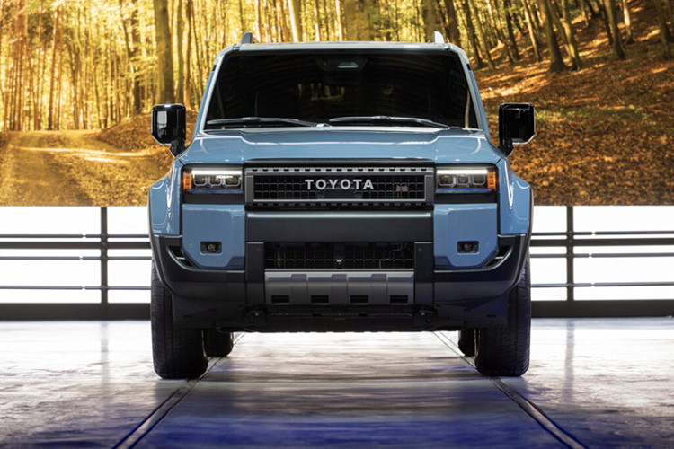 Mẫu SUV hạng trung này sở hữu thiết kế đầu xe thẳng đứng với lưới tản nhiệt và đèn pha đều hình chữ nhật, đèn LED định vị ban ngày mới cũng như đèn sương mù nhỏ. Bên cạnh đó là cản trước/sau khỏe khoắn, đèn hậu nằm dọc và cửa cốp mở lên trên mới.