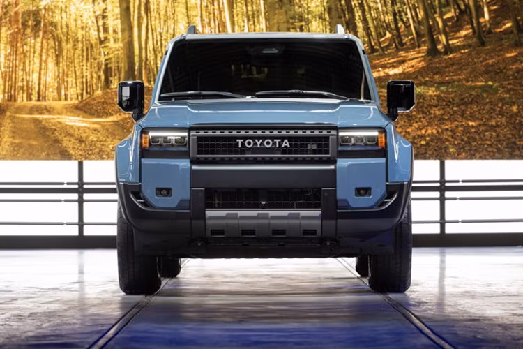 Mẫu SUV hạng trung này sở hữu thiết kế đầu xe thẳng đứng với lưới tản nhiệt và đèn pha đều hình chữ nhật, đèn LED định vị ban ngày mới cũng như đèn sương mù nhỏ. Bên cạnh đó là cản trước/sau khỏe khoắn, đèn hậu nằm dọc và cửa cốp mở lên trên mới.