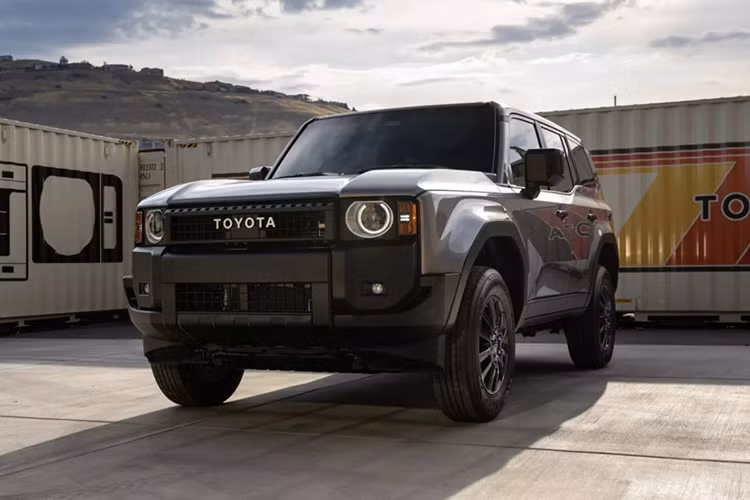 Ở phần lớn thị trường, mẫu SUV nhà Toyota sẽ có tên gọi là Land Cruiser Prado 250 Series nhằm phân biệt với thế hệ cũ có mã 150 Series. Trong khi đó, ở thị trường Mỹ, xe lại được gọi bằng cái tên Toyota Land Cruiser. Điều này sẽ đưa cái tên Toyota Land Cruiser trở lại thị trường Mỹ sau 3 năm vắng mặt.