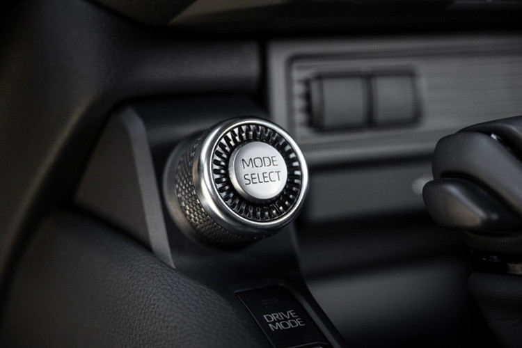 Nâng cấp tiếp theo của Toyota Land Cruiser Prado 2024 ở Việt Nam là gói công nghệ an toàn chủ động Toyota Safety Sense 3.0. Gói này bao gồm những tính năng như hệ thống kiểm soát hành trình ở mọi dải tốc độ, hỗ trợ đưa xe vào giữa làn đường,...