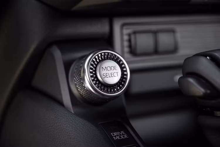 Nâng cấp tiếp theo của Toyota Land Cruiser Prado 2024 ở Việt Nam là gói công nghệ an toàn chủ động Toyota Safety Sense 3.0. Gói này bao gồm những tính năng như hệ thống kiểm soát hành trình ở mọi dải tốc độ, hỗ trợ đưa xe vào giữa làn đường,...