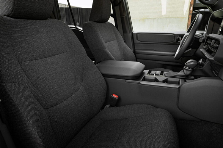 Những trang bị như khởi động máy bằng nút bấm, bảng đồng hồ kỹ thuật số, màn hình cảm ứng trung tâm 12,3 inch, gương chiếu hậu kỹ thuật số, cửa sổ trời, sạc điện thoại không dây, phanh tay điện tử và tự động giữ phanh tạm thời dự kiến cũng được trang bị cho xe.