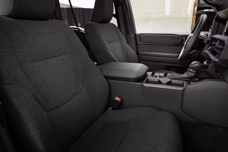 Những trang bị như khởi động máy bằng nút bấm, bảng đồng hồ kỹ thuật số, màn hình cảm ứng trung tâm 12,3 inch, gương chiếu hậu kỹ thuật số, cửa sổ trời, sạc điện thoại không dây, phanh tay điện tử và tự động giữ phanh tạm thời dự kiến cũng được trang bị cho xe.